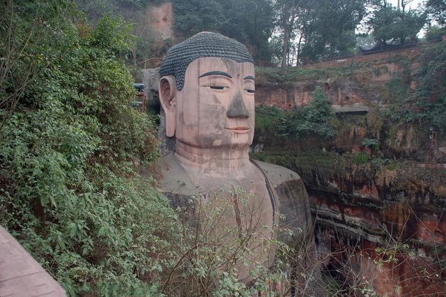樂山大佛為何以屹立千年？又為何既不雙手合十也不打坐呢？