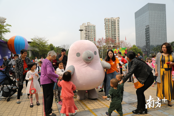 想要和萌萌噠的“鴨梨哥”見(jiàn)面嗎？快來(lái)布吉雕塑公益巡展吧