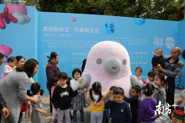 想要和萌萌噠的“鴨梨哥”見(jiàn)面嗎？快來(lái)布吉雕塑公益巡展吧