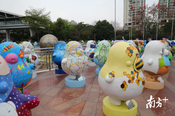 想要和萌萌噠的“鴨梨哥”見(jiàn)面嗎？快來(lái)布吉雕塑公益巡展吧
